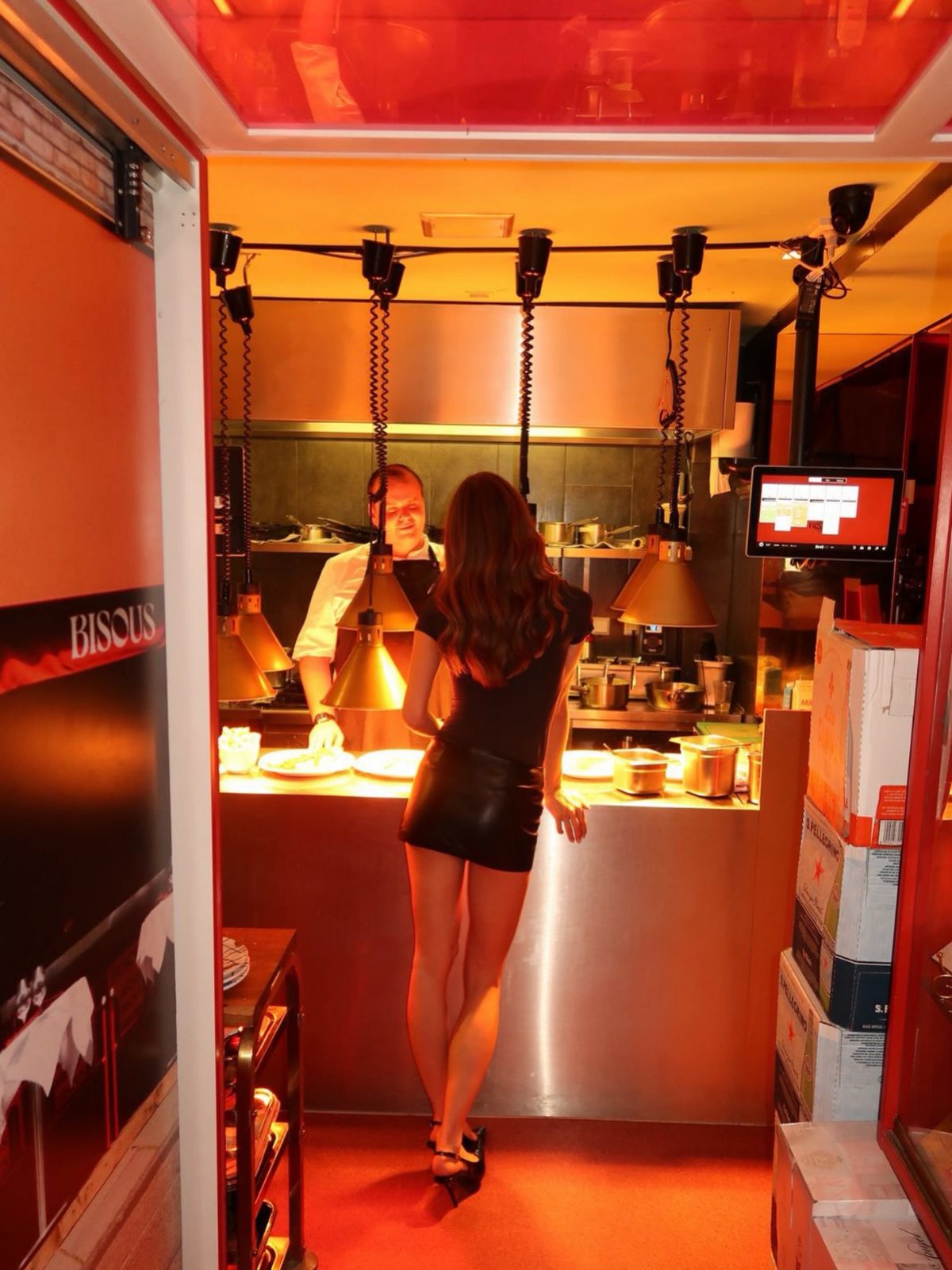 Guest talking to the chef at the kitchen pass of BISOUS on Albert Cuypstraat, Amsterdam